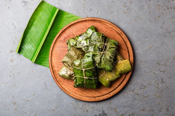 Colombianska Centralamerikanska Mat Tamales Inlindad Bananblad Palm Tree Träplattor Grå — Stockfoto