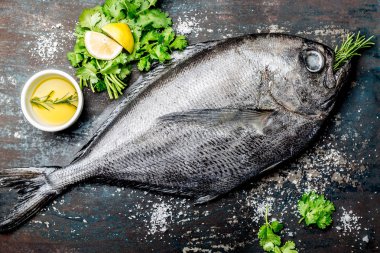 Gıda çiğ taze balık reineta, otlar, olil ve limon ile arka plan. Üstten görünüm.