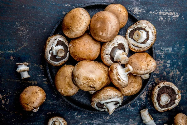 Portobello Mushroom Черной Тарелке Темный Фон Вид Сверху — стоковое фото