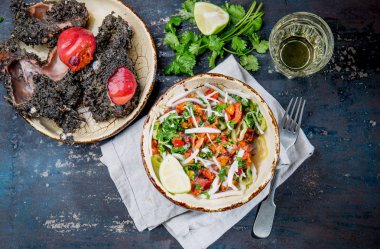 Piure Ceviche Sebiche plaka ve malzemeler. Üstten görünüm. Şili ve Peru Deniz ürünleri piure pyura chilensis, beyaz şarap, piure kaya, kişniş ve kireç Ceviche.