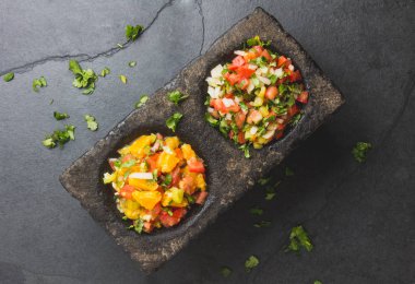 Ünlü Meksikalı salsas - pico de gallo, salsa bandera mexicana gri kayrak zemin üzerine taş havan topu içinde soslar