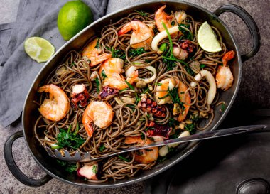 Sromps ile Sefood erişte, ahtapot kalamar görünümü top.