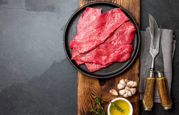 Rodajas de lomo de ternera cruda fresca con aceite de oliva y hierbas — Foto de Stock