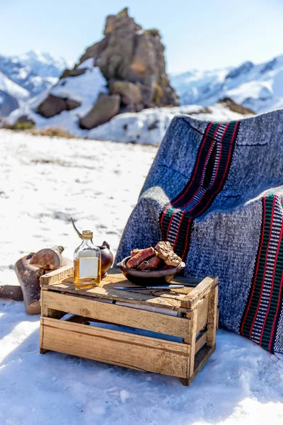 Picnic de invierno en montañas de nieve chilenas argentinas Andes con comida y bebida de carne caliente yerba mate . —  Fotos de Stock