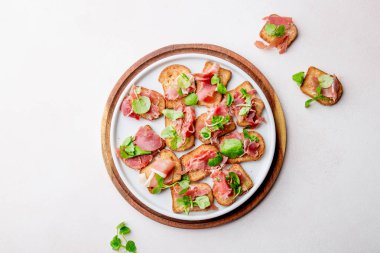 Jamon serrano beyaz tabakta ile mini açık sandviçler