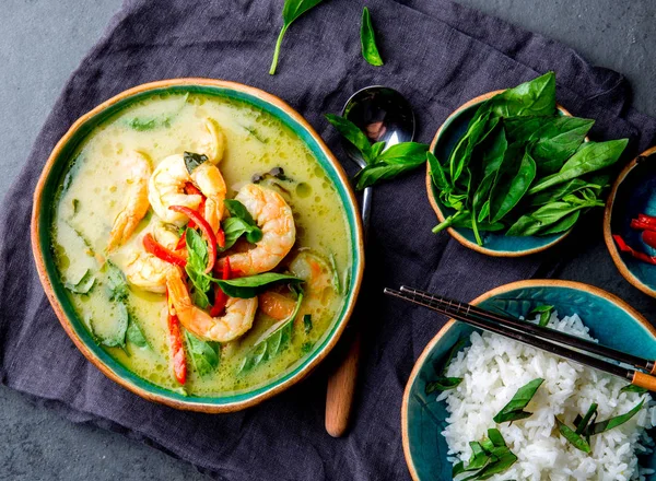 THAI SHRIMPS GREEN CURRY. Soupe au curry vert traditionnelle de Thaïlande avec crevettes et lait de coco. Curry vert en plaque bleue sur fond gris . — Photo