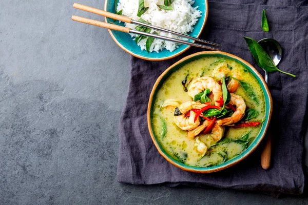 THAI SHRIMPS GREEN CURRY. Soupe au curry vert traditionnelle de Thaïlande avec crevettes et lait de coco. Curry vert en plaque bleue sur fond gris . — Photo