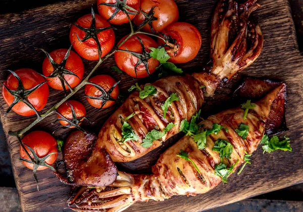 Calamário de lulas de churrasco coreano e ingredientes em fundo escuro. Prato coreano tradicional - lula grelhada recheada com cebola e tomates. Vista superior — Fotografia de Stock