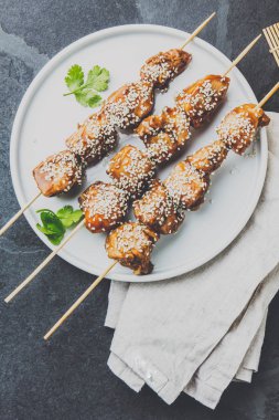 Teriyaki tavuk şiş ile pirinç. üstten görünüm. Asya görünümü