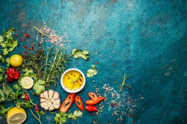 Taze ot ve baharat mavi turkuaz arka plan üzerinde. -sarımsak, defne, kireç, biberiye, maydanoz biber