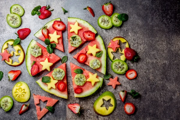 健康水果比萨饼的概念-西瓜和水果比萨饼 — 图库照片