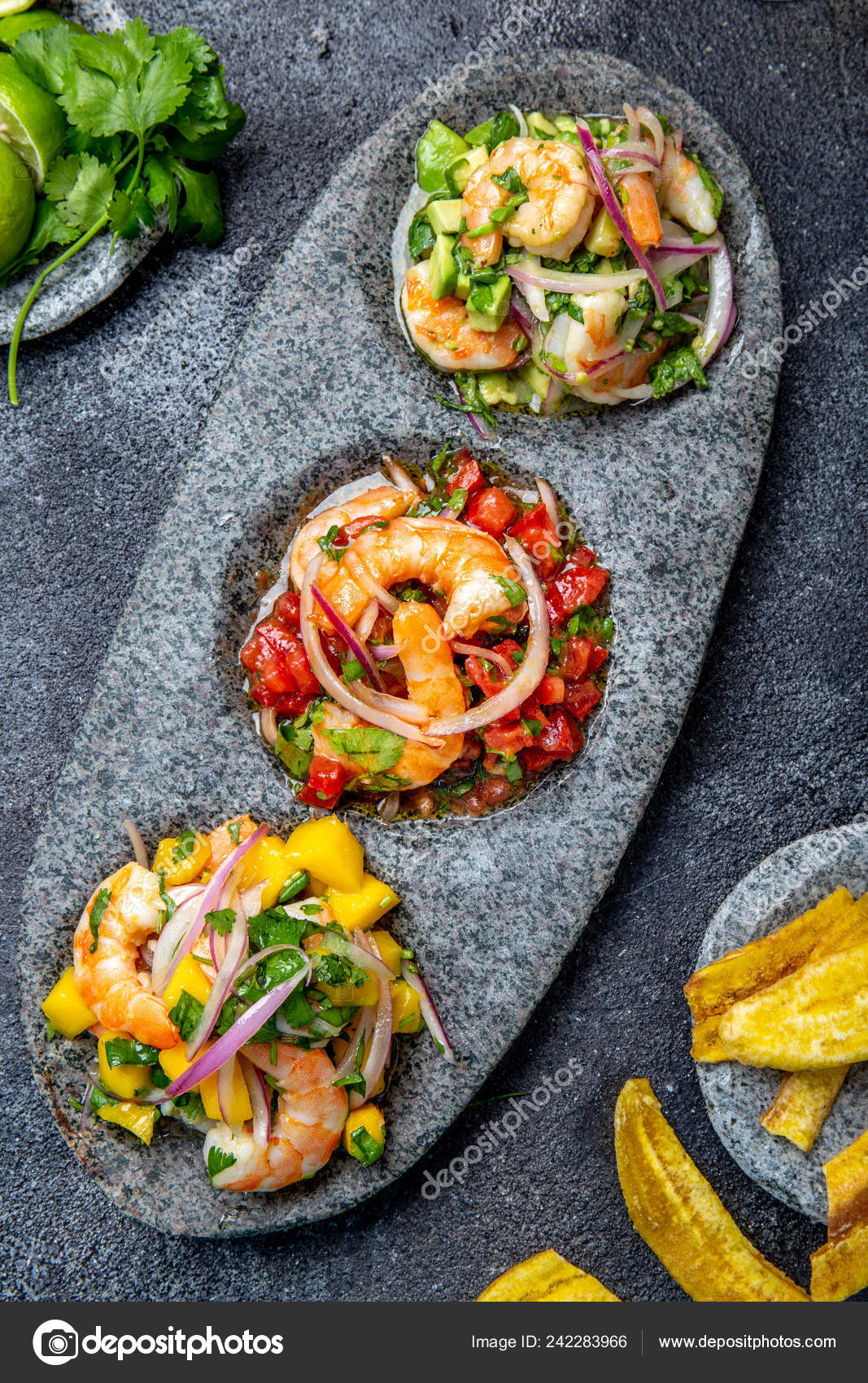 CEVICHE. Tres ceviche de camarones de colores con mango, aguacate y  tomates. Comida latinoamericana mexicana peruana ecuatoriana. Servido con  vino blanco y chips de plátano — Foto de stock #242283966 © Blinovita, image size:1067x1700