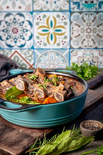 Costillas de res Bourguignon. Costillas de res guisadas con zanahoria, cebolla en vino tinto. Francia plato — Foto de Stock