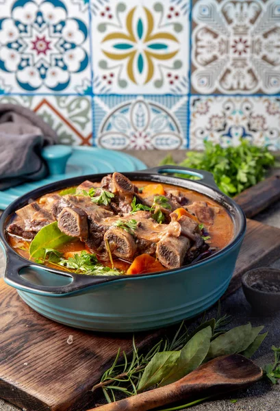 Costillas de res Bourguignon. Costillas de res guisadas con zanahoria, cebolla en vino tinto. Francia plato — Foto de Stock