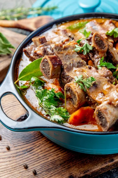 Costillas de res Bourguignon. Costillas de res guisadas con zanahoria, cebolla en vino tinto. Plato Francia. Vista superior — Foto de Stock