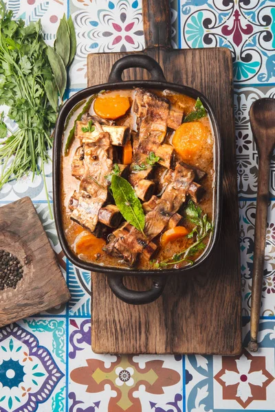 Costeletas de carne Bourguignon. Costelas de carne cozidas com cenoura, cebola em vinho tinto. Prato França — Fotografia de Stock