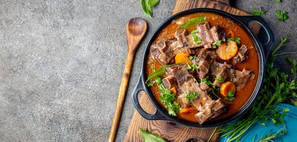 Rinderrippen bourguignon. Rinderrippen geschmort mit Karotten, Zwiebeln in Rotwein. französisches Gericht — Stockfoto