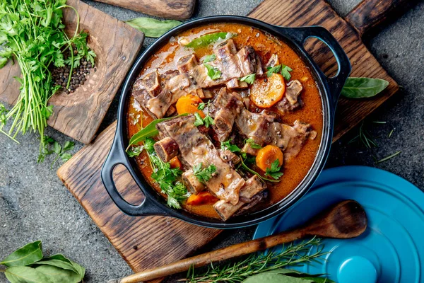 Rinderrippen bourguignon. Rinderrippen geschmort mit Karotten, Zwiebeln in Rotwein. Frankreich Gericht. Ansicht von oben — Stockfoto