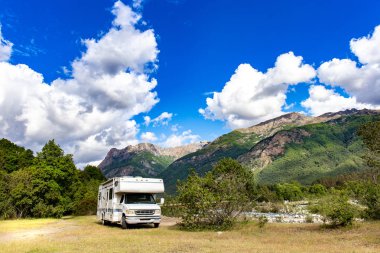 Motorum Şili Arjantinli dağ Andes içinde. Aile gezisi seyahat etmek tatil kamyonet ve karavan Rv Andes üzerinde.