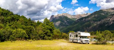 Motorum Şili Arjantinli dağ Andes içinde. Aile gezisi seyahat etmek tatil kamyonet ve karavan Rv Andes üzerinde.
