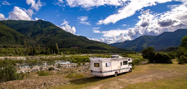 Мотодом в чилийских горах Анд. Семейный отдых на мотоцикле Motorhome RV в Андах . — стоковое фото