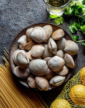 Midyeli spagetti hazırlamak için malzemeler - çiğ midye, spagetti kişniş, beyaz şarap limonu