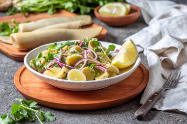 Deniz yosunu Ulte veya Hulte. Şili usulü salata ceviche, mor soğan, kişniş ve limon suyu. Pasifik yenilebilir yosun