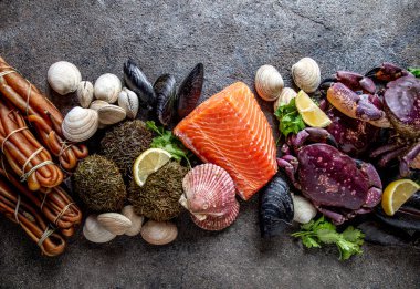 Pasifik Deniz Ürünleri. Taze somon, yengeç ezmesi midye, yosun kakaosu, deniz kestanesi. Kopyalama alanı olan yiyecek arkaplanı