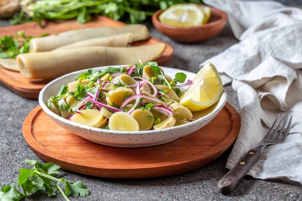 SEAWEED ULTE or HULTE. Chilean ulte salad ceviche with purple onion, coriander and lemon juice. Pacific edible seaweed — Stock Photo, Image