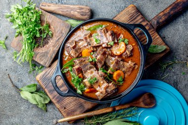 Kaburga Bourguignon sığır eti. Dana kaburga ile havuç, demlenmiş soğan kırmızı şarap. Fransa çanak. Üstten görünüm