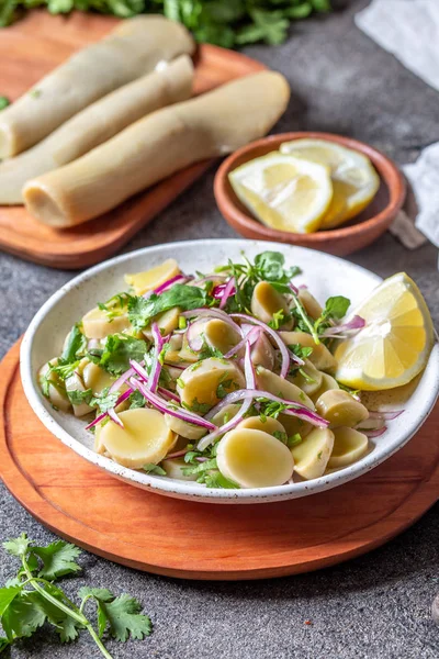 SEAWEED ULTE or HULTE. Chilean ulte salad ceviche with purple onion, coriander and lemon juice. Pacific edible seaweed — Stock Photo, Image