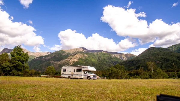 Autocaravanas en la montaña argentina chilena Andes. Vacaciones de viaje en familia en Motorhome RV en Andes . —  Fotos de Stock