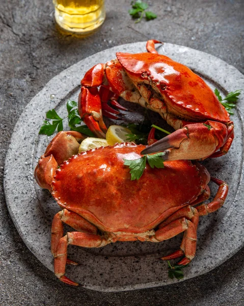 Camarones cocinados en blanco con limón y cerveza. Entorno concreto y gris. Vista superior —  Fotos de Stock