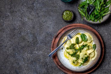 İtalyan ıspanak ricotta ravioli, üst görünüm, siyah arka plan, kopya alanı, Vejetaryen gıda, Vegan ravioli