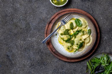 İtalyan ıspanak ricotta ravioli, üst görünüm, siyah arka plan, kopya alanı, Vejetaryen gıda, Vegan ravioli