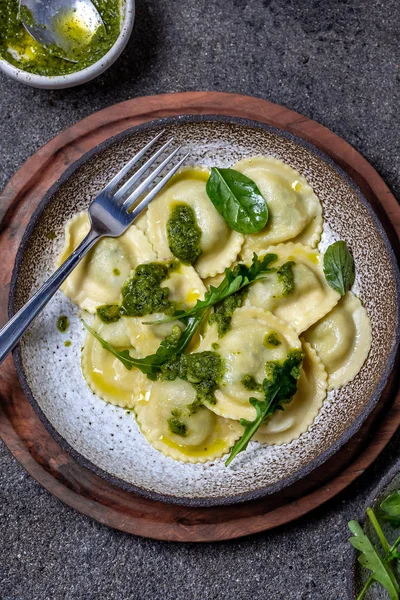 Espinafre italiano ricota ravioli, Visão superior, fundo preto, espaço de cópia, Comida vegetariana, ravioli vegan — Fotografia de Stock