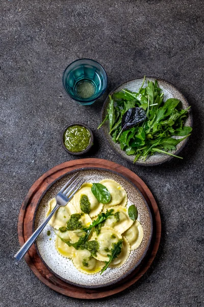 Italian spinach ricotta ravioli, Top view, black background, copy space, Vegetarian food, vegan ravioli — Stock Photo, Image