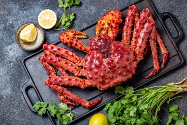 Gri arka planda kırmızı kral yengeç. Kral Yengeç, limon ve Cilantro, üst görünüm