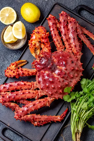 Gri arka planda kırmızı kral yengeç. Kral Yengeç, limon ve Cilantro, üst görünüm