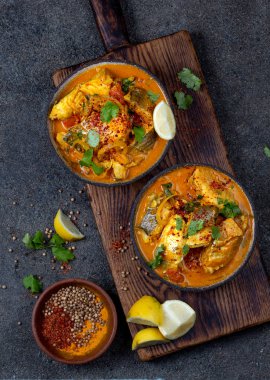 Hint Yemekleri. Naan ekmek, gri plaka, siyah arka plan ile Geleneksel Kerala Balık Curry 