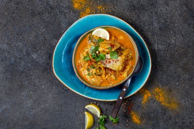 Hint Yemekleri. Naan ekmek, gri plaka, siyah arka plan ile Geleneksel Kerala Balık Curry 