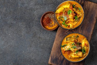 Hint Yemekleri. Naan ekmek, gri plaka, siyah arka plan ile Geleneksel Kerala Balık Curry 