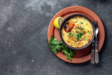  Şili Yemeği. Peynirli, kremalı ve ekmekli yengeç eti. Şili sahilinin geleneksel yemekleri. Pastel o chupe de jaiba.
