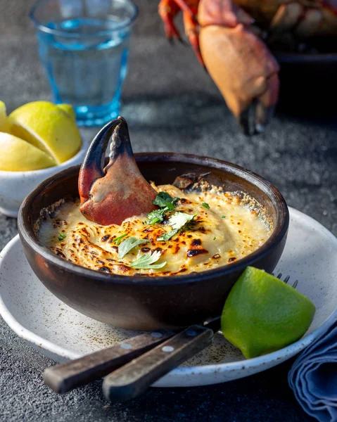 ALIMENTOS CHILEAN. Carne de cangrejo al horno con queso, crema y pan. Plato tradicional de costa chilena. Pastel o chupe de jaiba . — Foto de Stock
