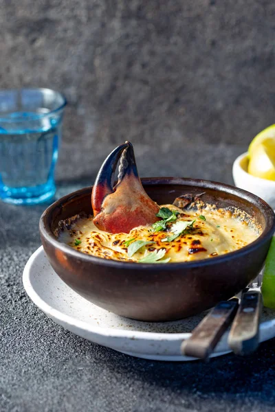 ALIMENTOS CHILEAN. Carne de cangrejo al horno con queso, crema y pan. Plato tradicional de costa chilena. Pastel o chupe de jaiba . — Foto de Stock