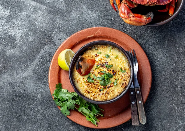 ALIMENTOS CHILEAN. Carne de cangrejo al horno con queso, crema y pan. Plato tradicional de costa chilena. Pastel o chupe de jaiba . — Foto de Stock