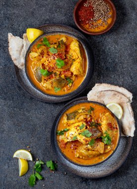Hint Yemekleri. Naan ekmek, gri plaka, siyah arka plan ile Geleneksel Kerala Balık Curry 