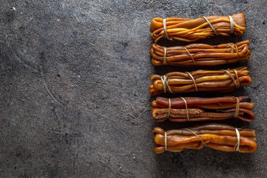 Pasifik Şili Avustralya 'nın yenilebilir beton gri arka planında kurutulmuş deniz yosunu Cochayuyo