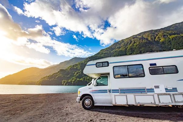 Машина в аргентинських гірських Андах. Родинна подорож у відпустку на Motorhome Rv в Андах. Енсенада (Чилі) — стокове фото