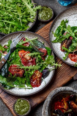 Salata arugula, ıspanak, kurutulmuş domates ve jambon serrano paleta iberica ile. Düşük karbonhidrat keto tarifi